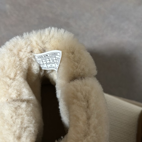 Women UGG Boots - Picture 5 of 6